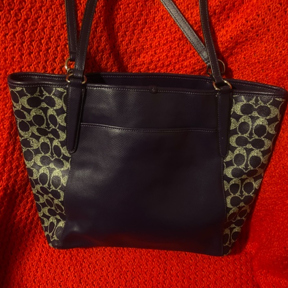 Coach Signature, Purple Tote. - Picture 2 of 4